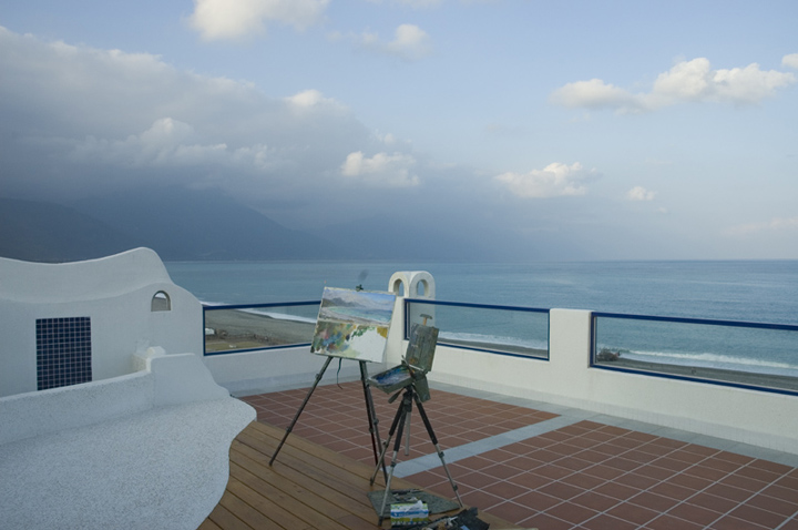 painter on beach hotel hualien c